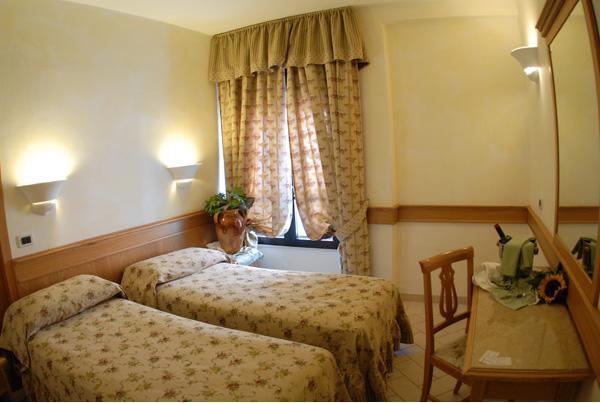 Hotel Pace San Giovanni Rotondo Phòng bức ảnh